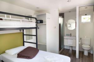 马格拉hu Venezia Camping in Town的一间小房间,配有双层床和一间浴室