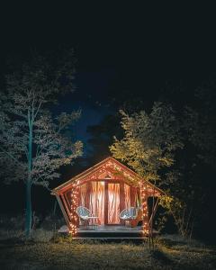 ein kleines Haus mit Lichtern in der Nacht in der Unterkunft Jvarisa Glamping in Ambrolauri