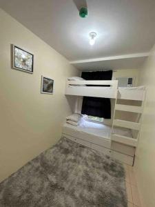 Katil dua tingkat atau katil-katil dua tingkat dalam bilik di Condo in Ortigas (Kimea Suite)