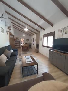 sala de estar con sofá y mesa de centro en Alojamiento Rural Mariola en La Iruela