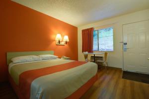 Llit o llits en una habitació de Motel 6-Seattle, WA - Airport