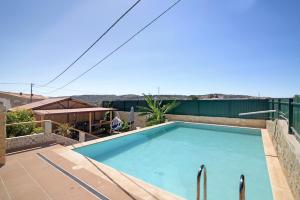 a swimming pool on the roof of a house at Casa de Aloe in Paderne