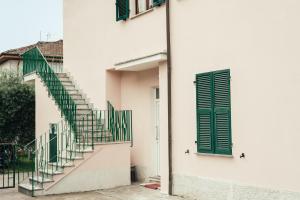 una escalera con persianas verdes en un edificio en La Piccola Lady, en La Spezia