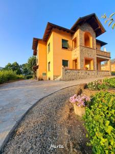 una casa grande con una entrada delante de ella en Villa Costanza, en Bobbio