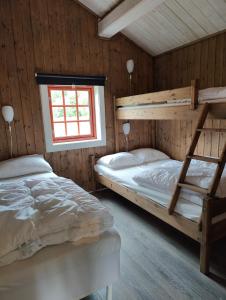 2 literas en una habitación con ventana en Halland Camping, en Berkåk