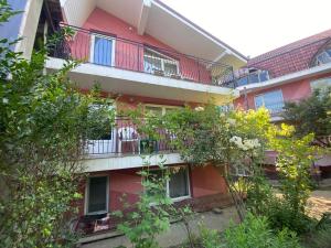 un condominio con balconi e alberi di Ardelean Apartment a Oradea