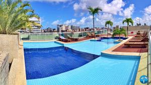 a large swimming pool on top of a building at Vacanze - Austrália (JTR) in Maceió