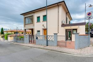 une maison dans une rue avec une clôture devant elle dans l'établissement Wilma Apartment, à Calenzano