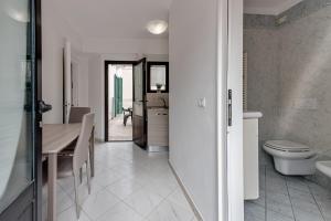 La salle de bains est pourvue d'une table, de toilettes et d'un lavabo. dans l'établissement Wilma Apartment, à Calenzano