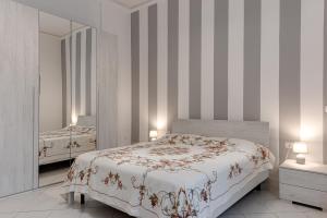 - une chambre avec un grand lit et un miroir dans l'établissement Wilma Apartment, à Calenzano