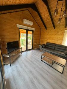 Posezení v ubytování 101 Gün Kiralık Lake House Kayacık
