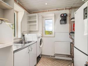 Kuchyň nebo kuchyňský kout v ubytování Embracing nature's Swedish house