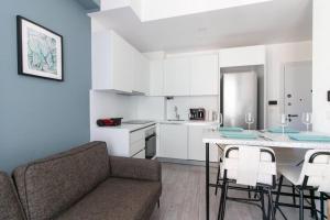 eine Küche mit einem Sofa, einem Tisch und Stühlen in der Unterkunft Trendy & Compact 2BR Apartment w/ Free Parking #18 in Istanbul