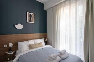 ein Schlafzimmer mit einem Bett und einem großen Fenster in der Unterkunft Trendy & Compact 2BR Apartment w/ Free Parking #18 in Istanbul