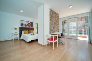 a bedroom with a bed and a table and chairs at A Casa Grande CASA CAFE MADRID 20 PERSONAS in Pozuelo de Alarcón