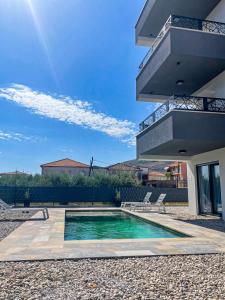 Apartments Antico في تروغير: حمام سباحة في الفناء الخلفي للمنزل