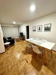 een kamer met een tafel en stoelen en een bank bij Departamento de Lis in Mendoza