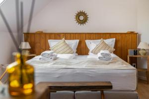 sypialnia z dużym białym łóżkiem ze stołem w obiekcie Mandilla w mieście Köveskál