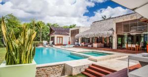 uma villa com uma piscina e uma casa em Sunny Vacation Villa No 60 em San Rafael del Yuma