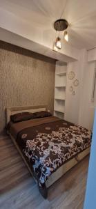 sypialnia z łóżkiem z brązowym i białym kocem w obiekcie Aqua Park Lux Jagodina w mieście Trnava