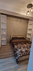 un dormitorio con una cama y un armario en Aqua Park Lux Jagodina, en Trnava