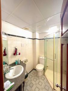 La salle de bains est pourvue d'un lavabo, de toilettes et d'une douche. dans l'établissement A25 Hotel - 251 Hai Bà Trưng HCM, à Hô-Chi-Minh-Ville