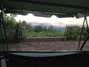 - une vue depuis l'intérieur d'une tente donnant sur une fenêtre dans l'établissement An'Ca' La Pura, à Villanueva del Conde