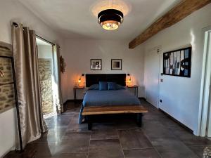 - une chambre avec un lit doté d'un couvre-lit bleu dans l'établissement Cascina Malinverni, à Rocchetta Palafea