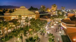 een stad met palmbomen en gebouwen bij Increible Loft cerca de Palmares Open Mall in Godoy Cruz