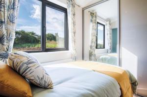 Postel nebo postele na pokoji v ubytování Swanlake Lodge - 3 Bedroom Holiday Home - Penally
