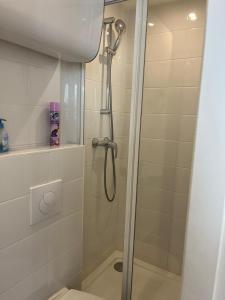 Ένα μπάνιο στο STUDIO LIMBO CHAMONIX HYPER CENTRE Vue imprenable sur le Mont-blanc