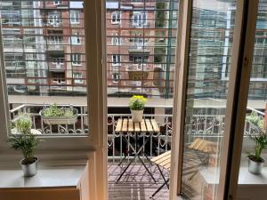 a balcony with a table and a view of a building at Elbperle! Zentrales Apartment an der Elbe in Hamburg