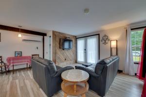 uma sala de estar com sofás e uma mesa em Pet-Friendly Caneadea Retreat with Deck! em Oramel