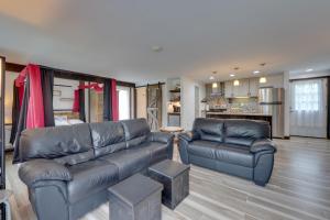 sala de estar con 2 sofás de cuero y cocina en Pet-Friendly Caneadea Retreat with Deck! en Oramel