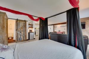 um quarto com uma cama e uma porta de correr no celeiro em Pet-Friendly Caneadea Retreat with Deck! em Oramel