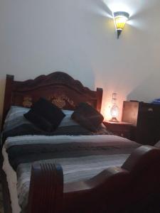 Un dormitorio con una cama con almohadas. en RIaD DRISSIA Panoramic, en Fez