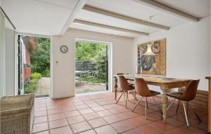 ein Esszimmer mit einem Tisch und Stühlen in der Unterkunft Pet Friendly Home In Vejle With Kitchen in Vejle