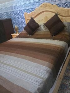 1 cama grande con 2 almohadas encima en RIaD DRISSIA Panoramic en Fez