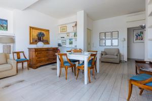 uma sala de estar com mesa e cadeiras em Cagliari - Modern Apartment with Terrace! em Cagliari