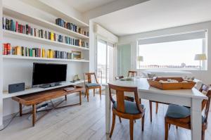 sala de estar con mesa de comedor y TV en Cagliari - Modern Apartment with Terrace!, en Cagliari