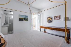 1 dormitorio con cama y escritorio en Cagliari - Modern Apartment with Terrace!, en Cagliari