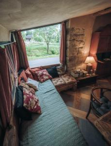 a living room with a bed and a window at RESZTÓWKA in Polanica-Zdrój