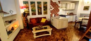 - un salon avec un canapé et une table dans l'établissement Casa Vacanza in Casentino, à Bibbiena
