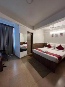 HOTEL INDIANA في شيلونغ: غرفة نوم كبيرة بسريرين في غرفة