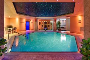 een groot zwembad in een hotelkamer bij The Cliff Hotel & Spa in Cardigan