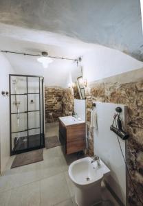 a bathroom with a sink and a shower and a toilet at RESZTÓWKA in Polanica-Zdrój