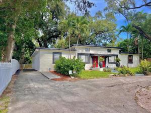 Casa blanca con puerta roja en Private Guest House, en Miami