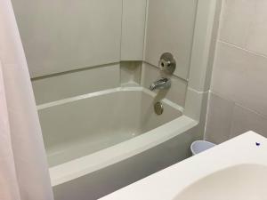 Et badeværelse på Beautiful Apartment in Daytona Beach 1 Bed 1 Bath