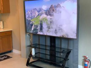 Et tv og/eller underholdning på Beautiful Apartment in Daytona Beach 1 Bed 1 Bath