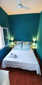 1 dormitorio con 1 cama grande y pared azul en TramontanaBeach, en Tracino